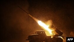 ယူကရိန်း စစ်တပ်က ဖေဖော်ဝါရီ ၂၅ ရက်နေ့မှာ ထုတ်ပြန်တဲ့ ဖေဖော်ဝါရီလ ၂၃ ရက်က ရိုက်ကူးထားတဲ့ ဓာတ်ပုံထဲမှာ Donetsk (ဒွန်းညက်) ဒေသထဲက အမည်မဖော်ထားတဲ့ နေရာတခုမှာ ယူကရိန်း တပ်ဖွဲ့ဝင်တွေက ရုရှား စစ်ရေး ပစ်မှတ်တွေကို ပစ်ခတ်နေတဲ့ မြင်ကွင်း။ 