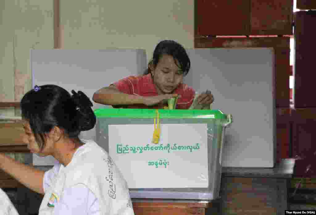 A voter in Rangoon casts her vote for Lower House. Nov. 8th, 2015.