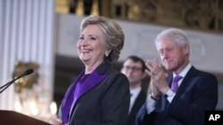 هیلاری کلینتون با همراهی خانواده اش سخنرانی نمادین پذیرش شکست در انتخابات را ایراد کرد. 