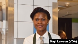 Diana Donsa, portrait d'une sommelière togolaise, à Lomé, Togo, le 10 février 2017. (VOA/Kayi Lawson)