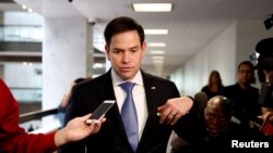 El senador republicano por Florida, Marco Rubio, sugirió a Estados Unidos "cortar completamente el acceso de Venezuela a las instituciones estadounidenses y extranjeras" y pidió el apoyo de los aliados internacionales.​