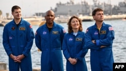 Astronaut Kanadske svemirske agencije Jeremy Hansen i NASA-ini astronauti Victor Glover, Christina Koch i Reid Wiseman na konferenciji za novinare o testnoj kapsuli modula posade Orion ispred USS San Diega u pomorskoj bazi San Diego, Kalifornija, 28. veljače 2024. .