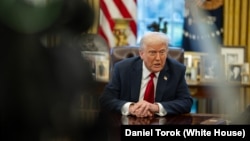 资料照片：美国总统特朗普在白宫宣布汽车关税。（2025年3月26日）