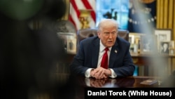 资料照：2025年3月26日，唐纳德·特朗普总统在椭圆形办公室宣布对汽车进口征收关税。