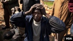 Las milicias anti Gadhafi capturaron a un mercenario de Chad, a quien acusan de estar al servicio del lider libio.