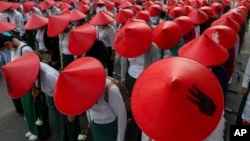 រូបឯកសារ៖ ក្រុម​គ្រូបង្រៀន​ដែល​ប្រឆាំង​នឹង​រដ្ឋប្រហារ​នៅ​ប្រទេស​មីយ៉ាន់ម៉ា ស្ថិត​ក្នុង​ឯកសណ្ឋាន ​និងពាក់​​មួក​ប្រពៃណី​របស់​ពួកគេ ចូលរួម​ក្នុង​បាតុកម្ម​មួយ​នៅ​ទីក្រុង Mandalay នៃ​ប្រទេស​មីយ៉ាន់ម៉ា នៅ​ថ្ងៃពុធ ទី៣ ខែមីនា ឆ្នាំ២០២១។