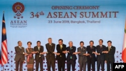 រូបឯកសារ៖ មេដឹកនាំ​ប្រទេស​នៃ​សមាគម​ប្រជាជាតិ​អាស៊ី​អាគ្នេយ៍ ឬ (អាស៊ាន) ចូលរួម​កិច្ច​ប្រជុំ​កំពូល​អាស៊ាន​លើក​ទី៣៤ នៅ​ក្នុង​ទីក្រុង​បាង​កក ​ប្រទេស​ថៃ​ ចាប់​ពីថ្ងៃ​ទី​២២ ដល់​ថ្ងៃ​ទី​២៣ ខែ​មិថុនា​ ឆ្នាំ២០១៩​ ក្រោម​មូលបទ​ «ជំរុញ​ភាព​ជា​ដៃ​គូ​សម្រាប់​ចីរភាព»។