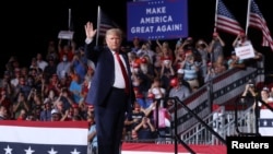 El presidente Donald Trump dijo, el año pasado, que merecía ser galardonado con el Premio de la Paz por su trabajo en Corea del Norte y Siria, pero se quejó de que probablemente nunca obtendría el honor. 