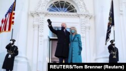 លោក Joe Biden ប្រធានាធិបតីទី៤៦ របស់សហរដ្ឋអាមេរិក និងភរិយាលោកគឺអ្នកស្រី Jill Biden ឈរនៅមុខសេតវិមាន ក្នុងរដ្ឋធានីវ៉ាស៊ីនតោន ថ្ងៃទី២០ ខែមករា ឆ្នាំ២០២១។