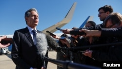 2023年11月2日，美國國務卿布林肯在安德魯斯聯合基地登上離開華盛頓前往中東和亞洲的飛機前與記者交談。（路透社照片）