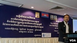  លោក​​​ ព្រាប​ កុល​ នាយក​ប្រតិបត្តិ​នៃអង្គការ​តម្លាភាព​កម្ពុជា​ ថ្លែង​នៅក្នុងសន្និសីទ​សារព័ត៌មាន​ អំពីវិធីសាស្រ្ត​សង្កេតការណ៍បោះឆ្នោត​ឃុំសង្កាត់​ នៅរាជធានីភ្នំពេញ​ ថ្ងៃទី ២៩​ ខែឧសភា ឆ្នាំ២០១៧។​(ខាន់​ សុគុំមនោ/ VOA)