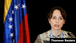 La relatora especial de Naciones Unidas sobre medidas coercitivas unilaterales y derechos humanos, Alena Douhan, habla durante una conferencia de prensa en Caracas. Febrero 12, 2021. [Foto: Reuters]