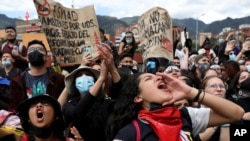 Mujeres gritan consignas durante una manifestación contra la reforma fiscal propuesta por el gobierno, el Primero de Mayo, o Día Internacional de los Trabajadores, en Bogotá, Colombia, el sábado 1 de mayo de 2021.