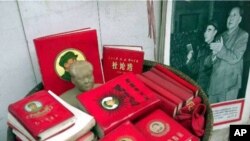 1999年上海里弄摆摊出售的文革遗物：毛泽东和林彪照片，所谓“红宝书”