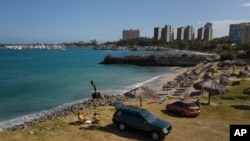 La pareja formada por Juan Peñalver y Victoria Colina descansan en la playa después de que se reabrió por unos días recientemente en La Guaira, Venezuela. el 23 de octubre de 23, 2020.