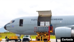 Vacunas donadas por Estados Unidos llegaron a Bogotá, el jueves en la mañana, en un avión de la Fuerza Aérea Colombiana. [Foto: Cortesía Presidencia de Colombia]