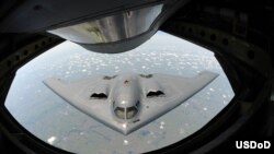 Заправка у повітрі стелс-бомбардувальника B-2. LRSB має створити його наступника у повітряному флоті США