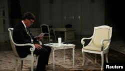 U.S. television host Tucker Carlson checks his notes before an interview wit Russian President Vladimir Putin in Moscow, Russia February 6, 2024. Sputnik/Gavriil Grigorov/Kremlin via REUTERS ATTENTION EDITORS - THIS IMAGE WAS PROVIDED BY A THIRD PARTY.
