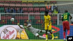 Le Camerounais Vincent Aboubakar, à droite, marque un but lors du match de football du groupe A de la Coupe d'Afrique des Nations 2022 entre le Cameroun et l'Éthiopie au stade Ahmadou Ahidjo de Yaoundé, au Cameroun, le 13 janvier 2022.