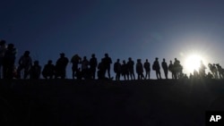 کاروانی از پناهجویان که به گونهٔ غیرقانونی از مکسیکو وارد ایالات متحده می‌شوند