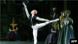 Mkazi wa Sudan kusini aliyerudi nyumbani akisubiri wafanyakazi wa Idara ya Chakula Duniani kuanza kugawa chakula.huko Bahr el Ghazal jimbo la south Sudan.