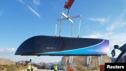 Une photo prise le 12 mai 2017 d’un modèle-test du train Hyperloop One soulevé sur la piste de désert de Nevada, publiée le 13 juillet 2017.