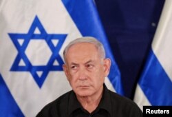 FILE: Perdana Menteri Israel Benjamin Netanyahu saat konferensi pers di pangkalan militer Kirya, Tel Aviv, Israel, 28 Oktober 2023. (ABIR SULTAN POOL/Pool via REUTERS)