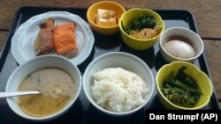 جاپانیوں کے ناشتے میں چاول، نوڈلز، مچھلی، جوس اور پھل شامل ہوتے ہیں۔