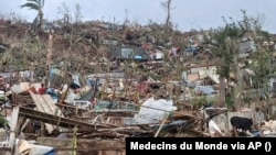 Sebuah bukit yang hancur di wilayah Prancis Mayotte di Samudra Hindia, akibat hantaman Siklon Chido yang menyebabkan kerusakan besar di kawasan tersebut, Minggu, 15 Desember 2024. (Medecins du Monde via AP)