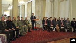 El presidente de Colombia, Juan Manuel Santos (centro) anuncia las condiciones de los diálogos de paz con la guerrilla de las FARC.