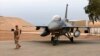 En esta foto del 13 de febrero de 2018, un soldado iraquí hace guardia cerca de un avión F-16 de la fuerza aérea iraquí en la base aérea Balad de Irak. La base fue impactada con cohetes el 12 de enero de 2020. AP/Khalid Mohammed.