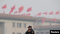 一名中国武警士兵在即将召开两会的北京人大会堂附近执勤。（2019年3月1日）