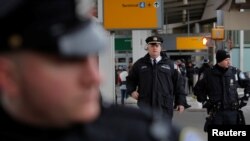 Des policiers patrouillent pendant une manifestation contre le décret anti-immigration à l’aéroport John F. Kennedy à New York, le 28 janvier 2017. 