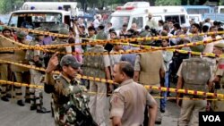 Tras el ataque la policía de India creó un cordón de seguridad para proteger a las víctimas y facilitar el trabajo de los rescatistas.