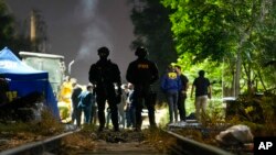 Las autoridades chilenas acordonan la zona donde fue hallada el cuerpo del exmilitar venezolano Ronland Ojeda, en Santiago de Chile, el 1 de marzo de 2024.