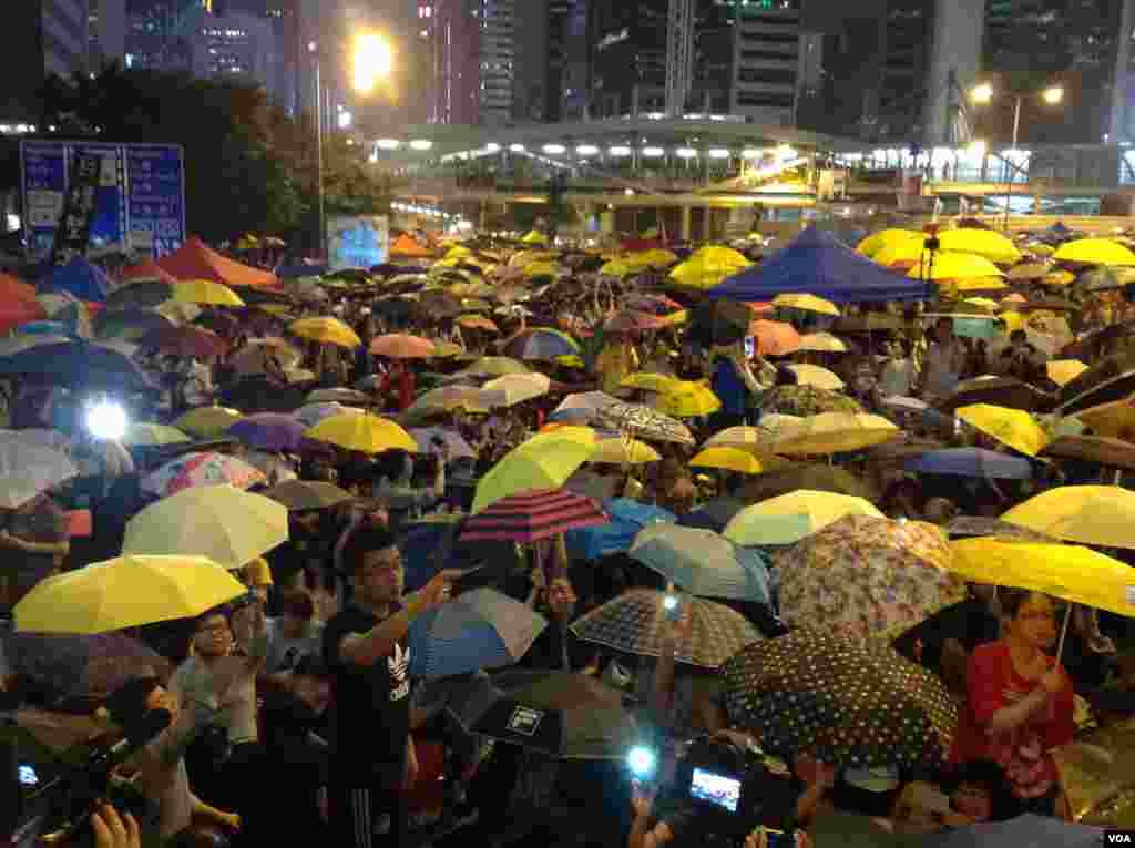 萬人雲集金鐘佔領區紀念佔領運動滿月 (美國之音圖片/海彥拍攝 ) 