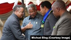 Tundu Lissu akiwa na wabunge wenziwe katika mashauriano ya kitaifa ndani ya bunge