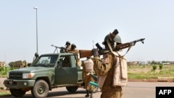 Des soldats patrouillent près du camp du Régiment de sécurité présidentielle à Ouagadougou, 29 septembre 2015, Ouagadougou. 