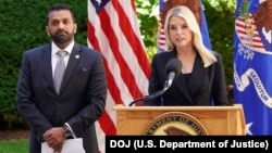 پام باندی، وزیر عدلیۀ ایالات متحده (راست) و کش پتیل، رییس ادارۀ تحقیقات فدرال امریکا (چپ)