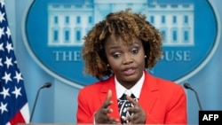 白宮新聞秘書卡琳·讓-皮埃爾2024年1月17日在白宮記者會上回答問題（法新社照片）