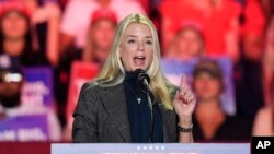 FILE - Mantan Jaksa Agung Florida Pam Bondi, pada kampanye partai Republik di First Horizon Coliseum, Greensboro, NC, 2 November 2024. (Alex Brandon, Arsip/AP)