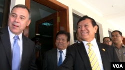 US Ambassador Willaim Heidt meets Kem Sokha, acting president of the Cambodian National Rescue Party at the National Assembly, February 8, 2016. (Pin Sisovann/VOA Khmer)