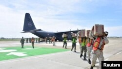 Las autoridades mexicanas descargan cajas con suministros para las personas afectadas por el huracán Otis desde un avión después de los huracanes, en Acapulco, México, en esta imagen publicada el 29 de octubre de 2023.