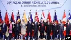 Para pemimpin dan delegasi ASEAN berfoto saat makan siang di sela-sela KTT ASEAN ke-33 di Singapura, Rabu, 14 November 2018. (Foto: dok).