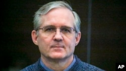 ARCHIVO - Paul Whelan, un exinfante de marina estadounidense que fue arrestado por presunto espionaje, escucha el veredicto en una sala del Tribunal de la Ciudad de Moscú en Moscú, Rusia, el 15 de junio de 2020.