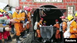 資料照片：2012年9月25日，甘肅白銀，救援人員在煤礦事故現場。這次礦難導致20名礦工死亡。