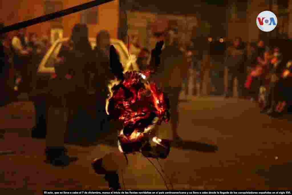 El acto, que se lleva a cabo el 7 de diciembre, marca el inicio de las fiestas navideñas en el país centroamericano y se lleva a cabo desde la llegada de los conquistadores españoles en el siglo XVI.