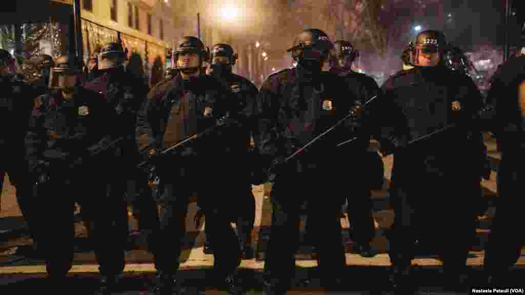 'Yan sandan kwantar da tarzoma lokacin da suke korar masu zanga-zanga.