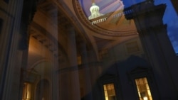 Svetla u kancelarijama u američkom Kapitolu 30. decembra 2020. Senatori su razmatrali odluku o odobravanju čekova pomoći Amerikancima pogođenim pandemijom,u iznosu od 2.000 dolara.