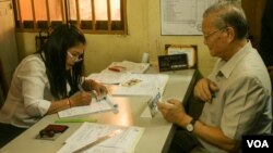 FILE - Head of National Election Committee, Sik Bun Hok register to vote for the local elections which will take place next year, in Phnom Penh, on Thursday, September 1, 2016. (Hean Socheata/VOA Khmer)